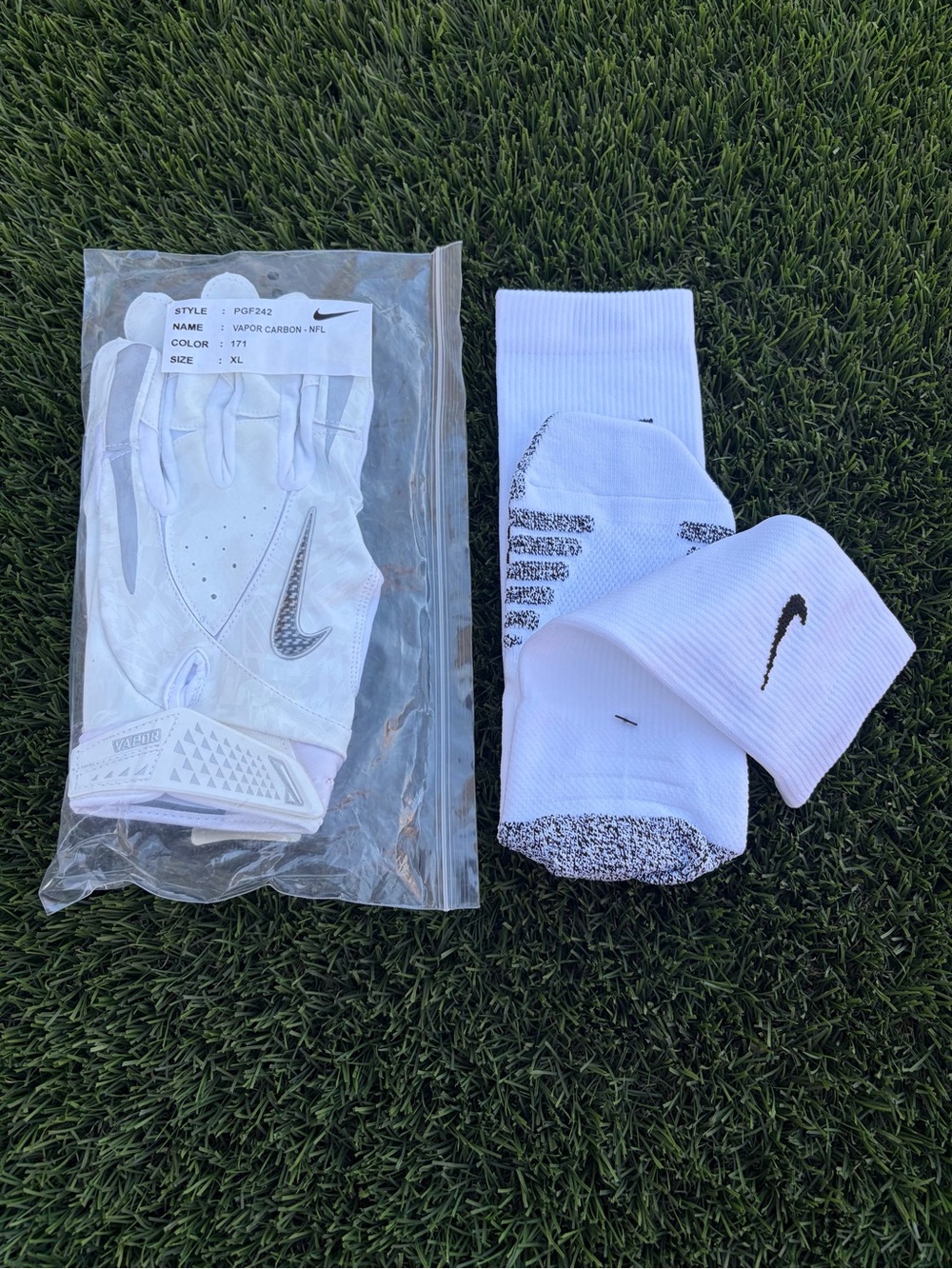 NEW NIKE VAPOR CARBON WR GLOVES NIKE GRIP SOCKS COMBO